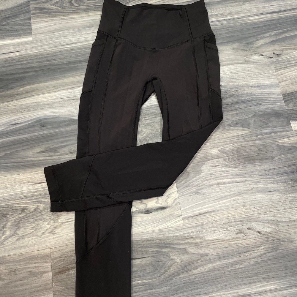 Lululemon Athletica crops size 4 pockets excellent A221